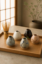Porte-fouet matcha en grès porcelainique avec décor sumi-e cobalt, vue 1 sur 10, façonné à la main par Terresme.