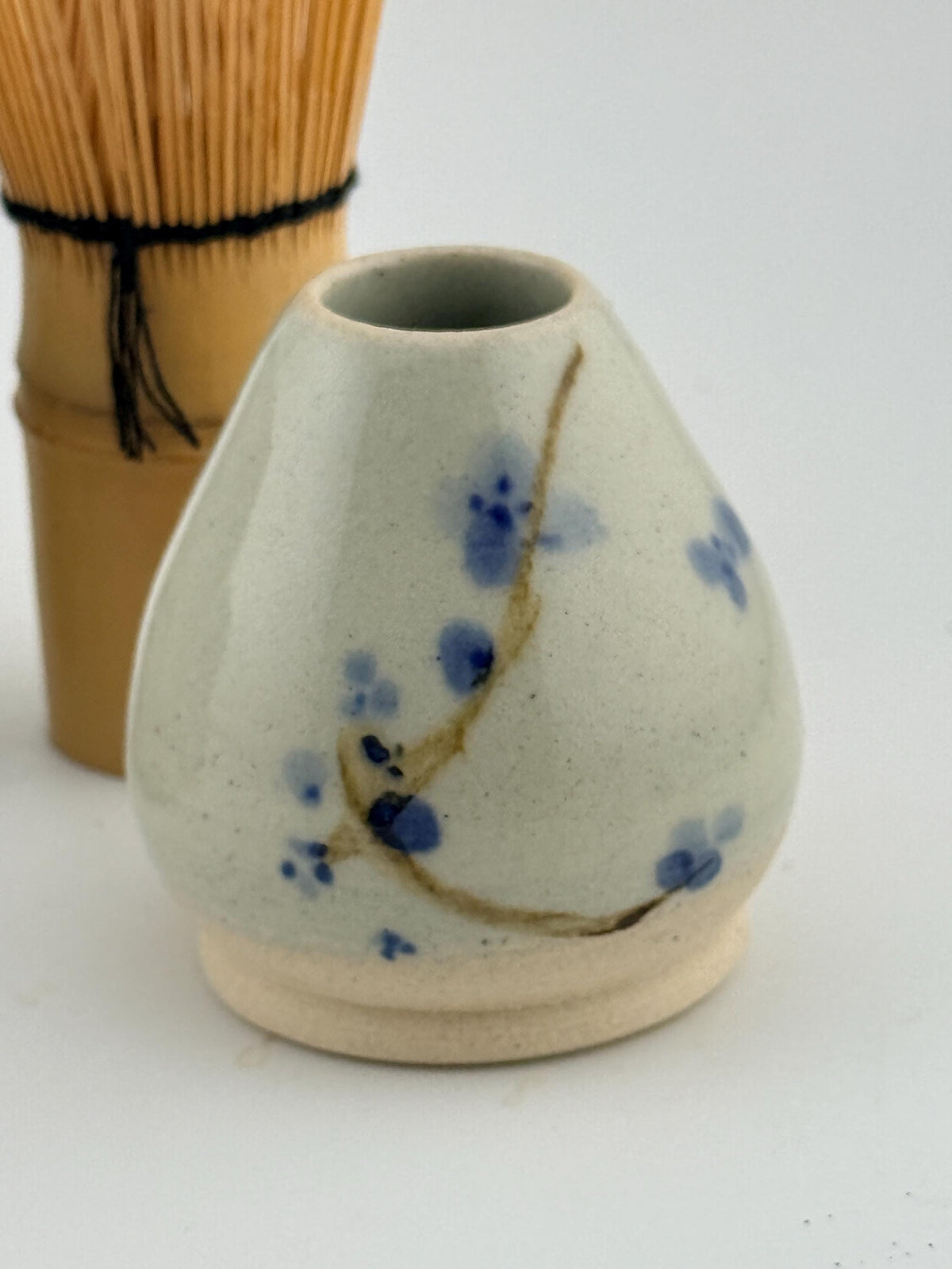 Porte-fouet matcha en grès porcelainique avec décor sumi-e cobalt, vue 4 sur 10, façonné à la main par Terresme.