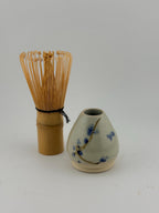 Porte-fouet matcha en grès porcelainique avec décor sumi-e cobalt, vue 5 sur 10, façonné à la main par Terresme.