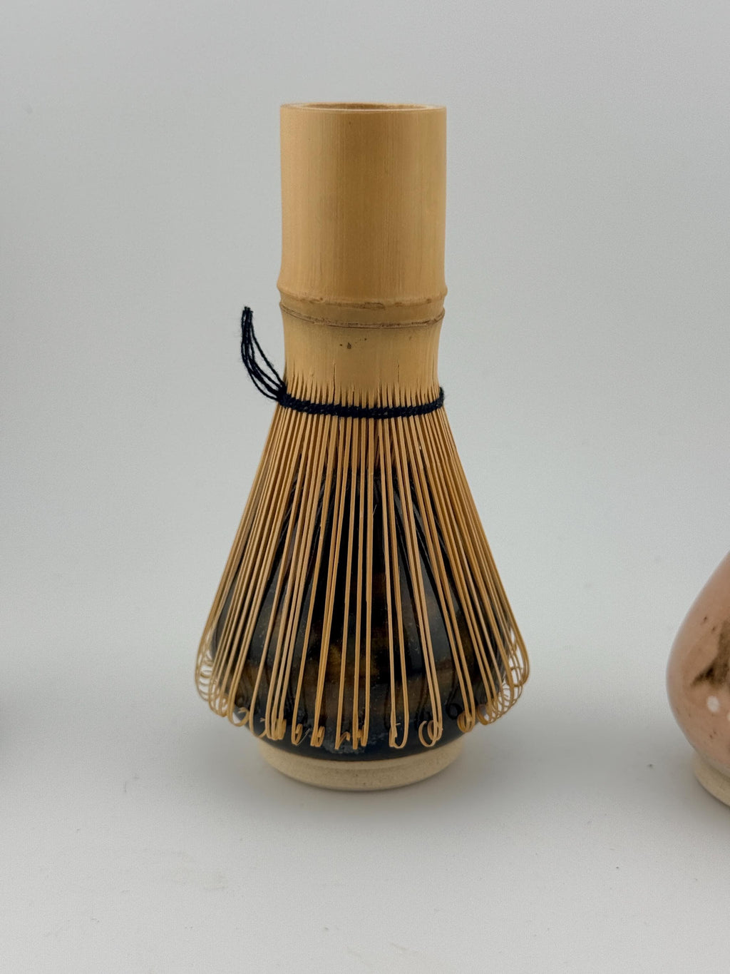 Porte-fouet matcha en grès porcelainique avec décor sumi-e cobalt, vue 9 sur 10, façonné à la main par Terresme.