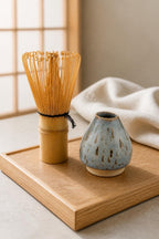 Porte-fouet matcha en grès porcelainique avec décor sumi-e cobalt, vue 10 sur 10, façonné à la main par Terresme.