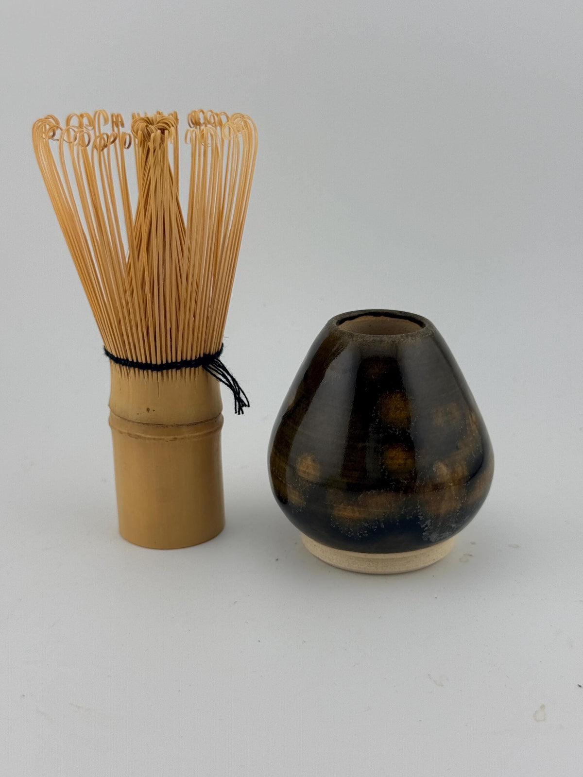 Porte-fouet matcha en grès porcelainique Tenmoku façonné à la main par Terresme.