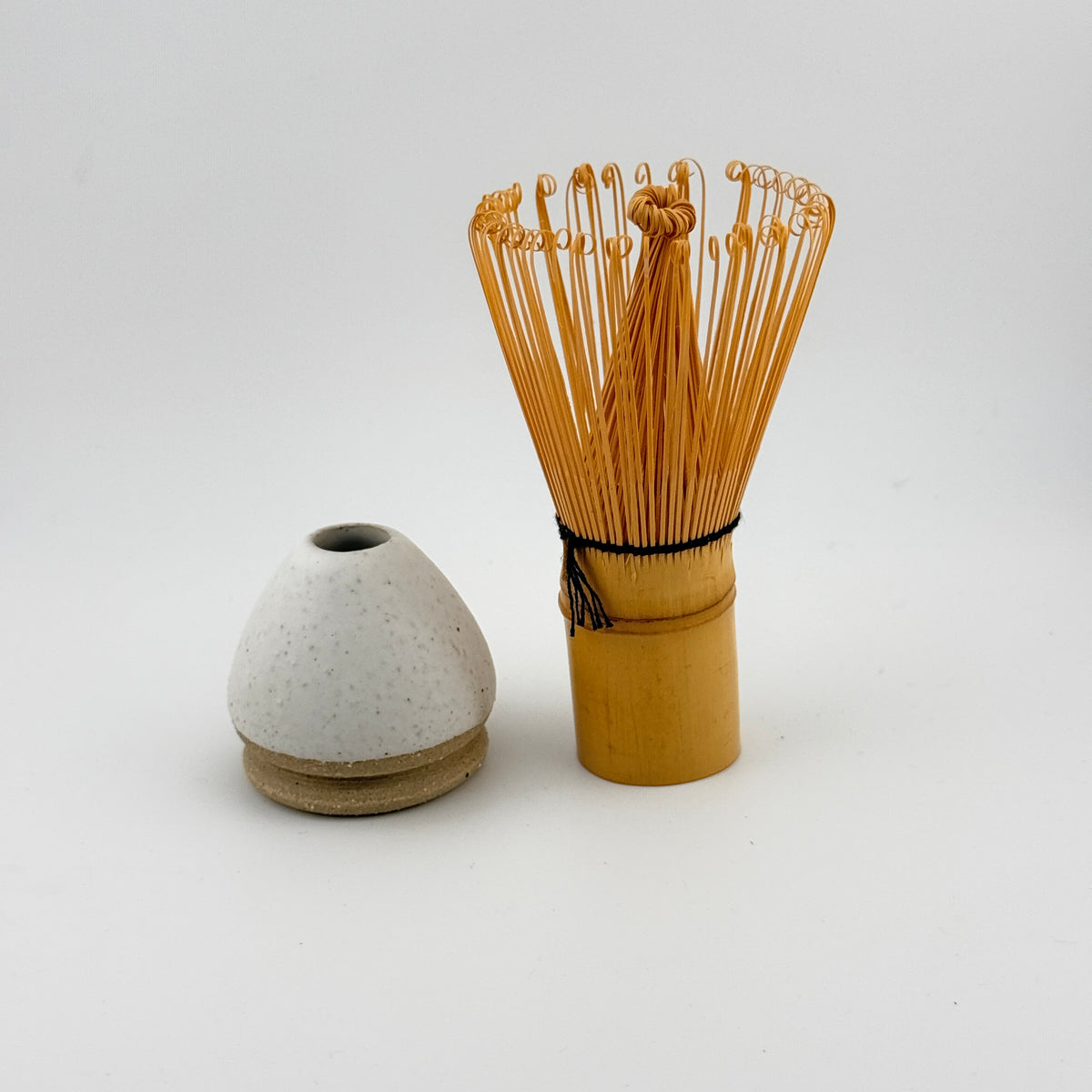 Porte-fouet à matcha blanc mat présenté avec un fouet