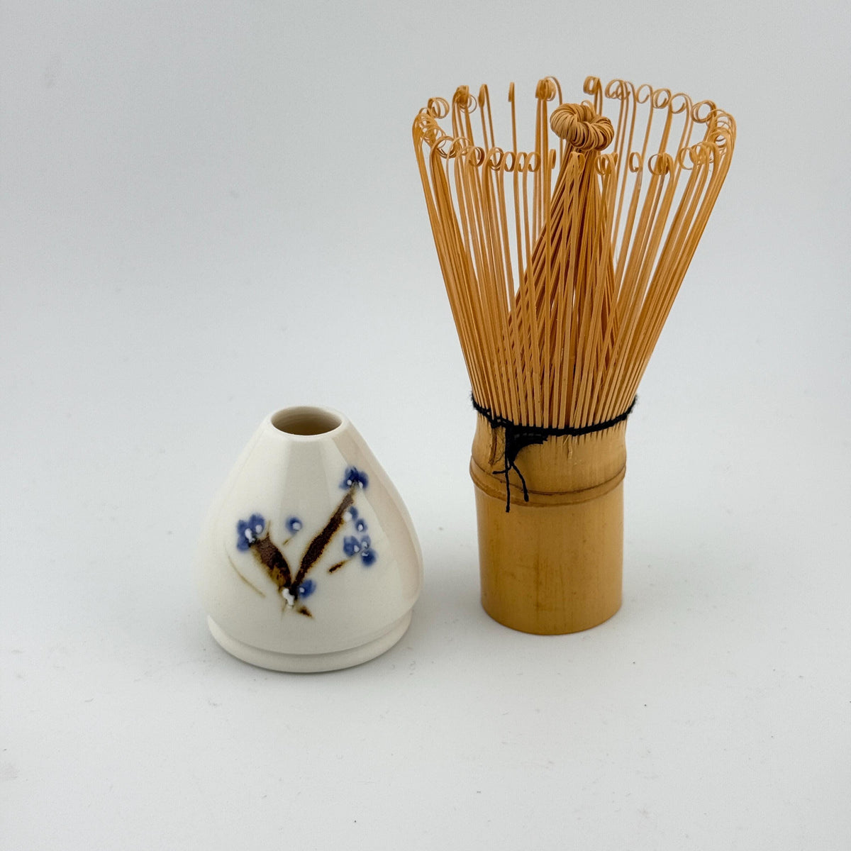 Porte-fouet Matcha en porcelaine blanche avec décor sumi-e cobalt, céramique artisanale Terres.me