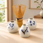 Porte-fouet Matcha en porcelaine blanche avec décor sumi-e cobalt, céramique artisanale Terres.me