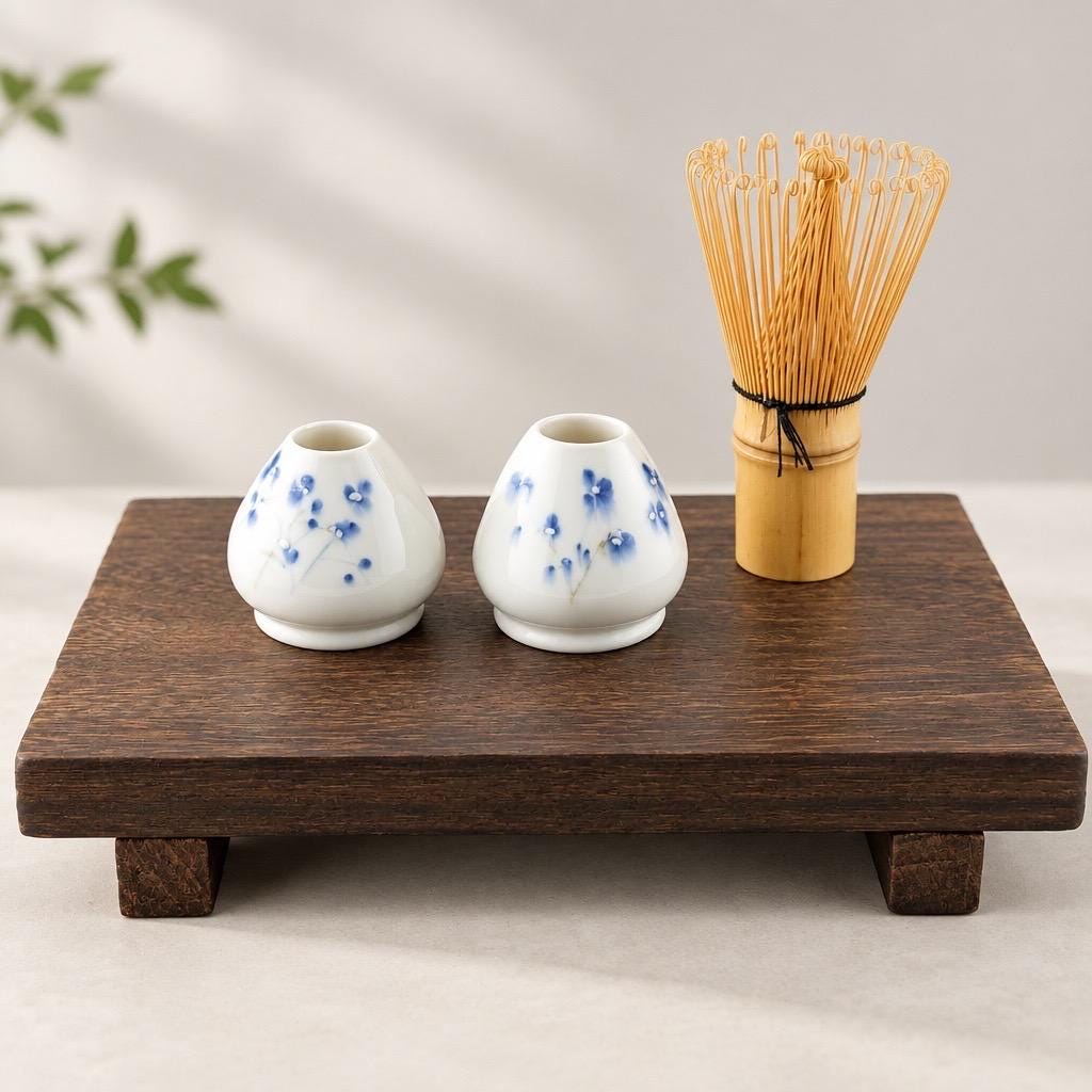 Porte-fouet Matcha en porcelaine blanche avec décor sumi-e cobalt, céramique artisanale Terres.me