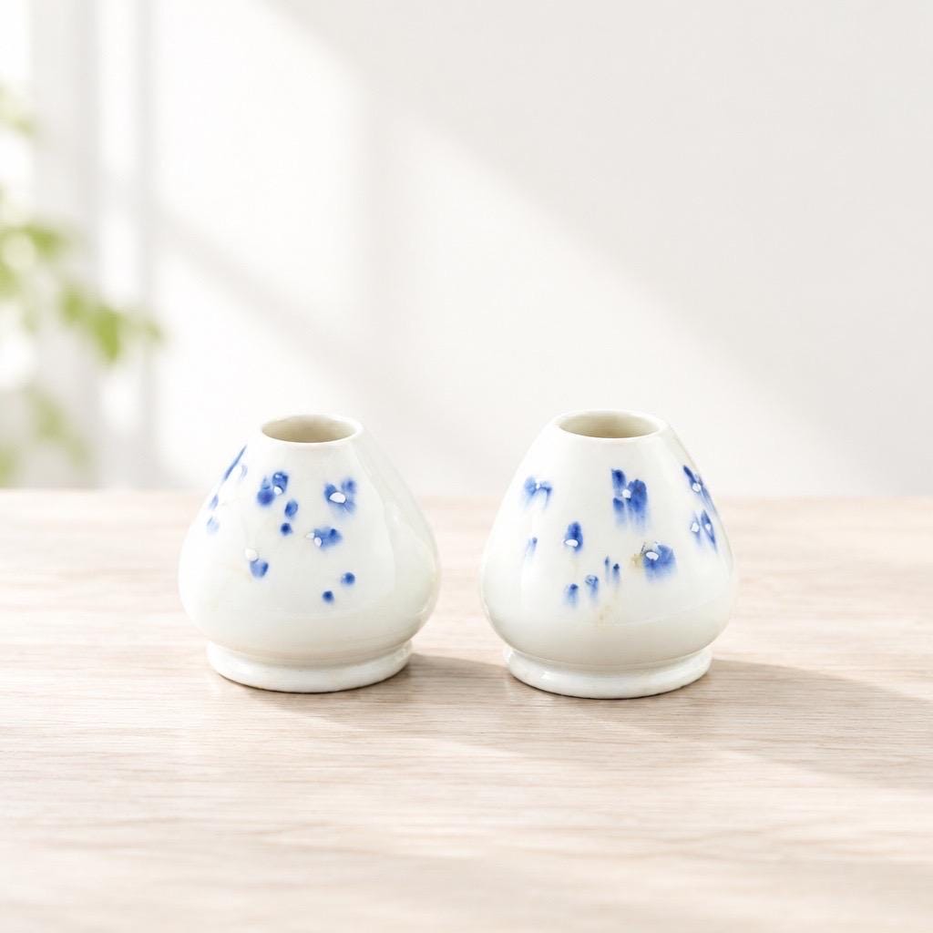 Porte-fouet Matcha en porcelaine blanche avec décor sumi-e cobalt, céramique artisanale Terres.me