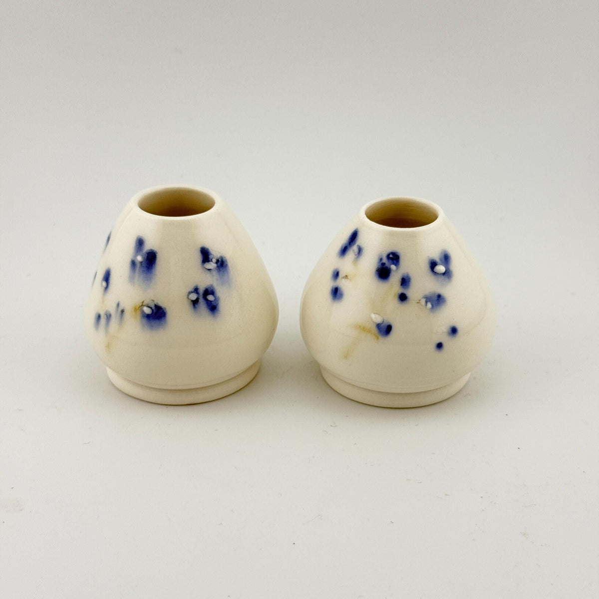 Porte-fouet Matcha en porcelaine blanche avec décor sumi-e cobalt, céramique artisanale Terres.me