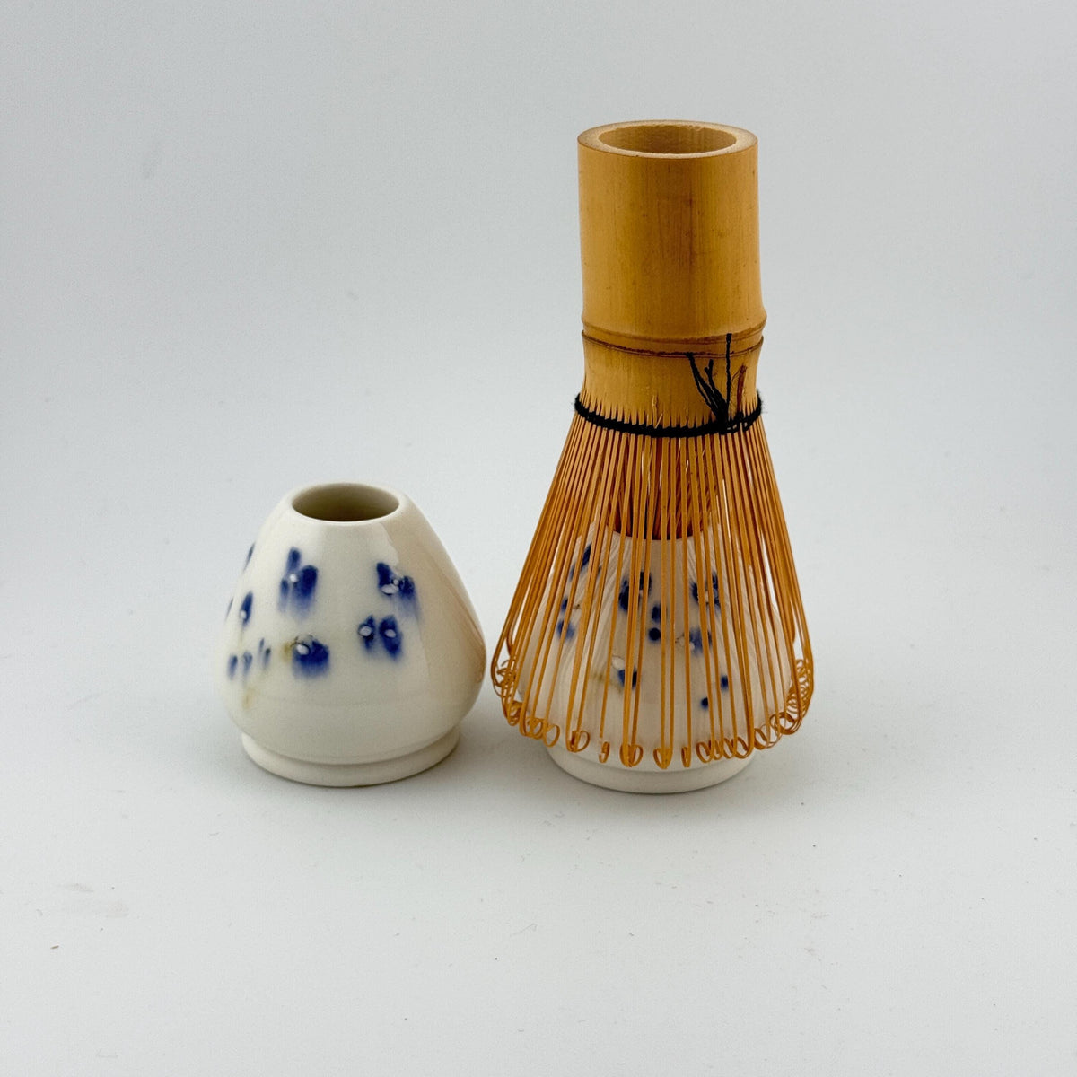 Porte-fouet Matcha en porcelaine blanche avec décor sumi-e cobalt, céramique artisanale Terres.me