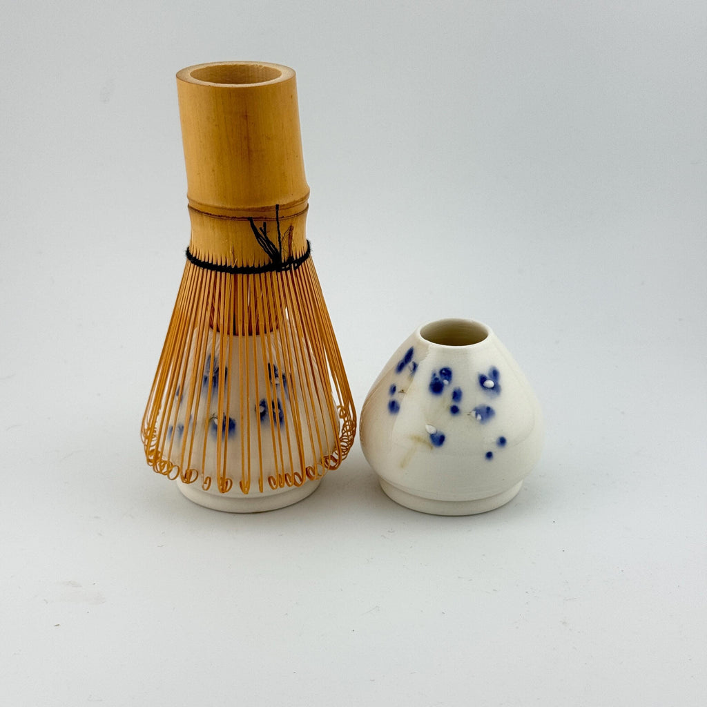 Porte-fouet Matcha en porcelaine blanche avec décor sumi-e cobalt, céramique artisanale Terres.me