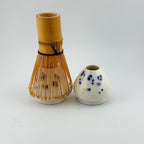 Porte-fouet Matcha en porcelaine blanche avec décor sumi-e cobalt, céramique artisanale Terres.me
