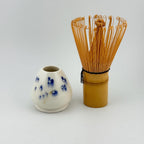Porte-fouet Matcha en porcelaine blanche avec décor sumi-e cobalt, céramique artisanale Terres.me