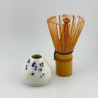 Porte-fouet Matcha en porcelaine blanche avec décor sumi-e cobalt, céramique artisanale Terres.me