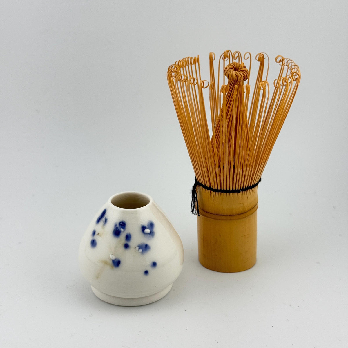 Porte-fouet Matcha en porcelaine blanche avec décor sumi-e cobalt, céramique artisanale Terres.me