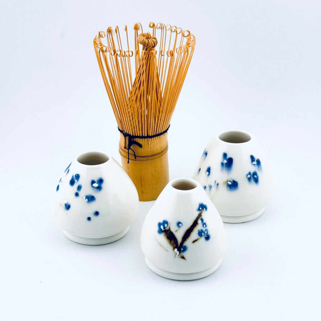 3 Porte-fouets Matcha en porcelaine blanche avec décor sumi-e cobalt, céramique artisanale Terres.me
