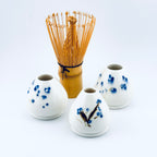 3 Porte-fouets Matcha en porcelaine blanche avec décor sumi-e cobalt, céramique artisanale Terres.me