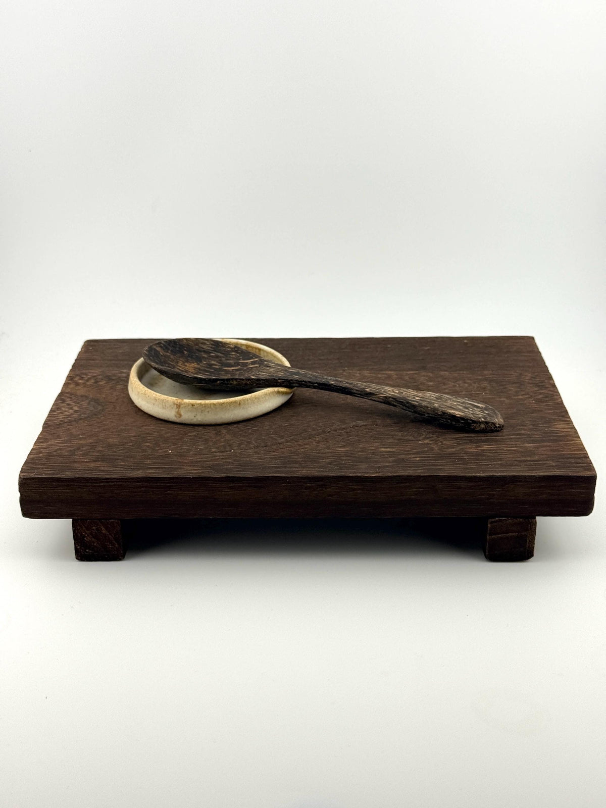 Repose-cuillère en grès naturel de l’Estérel, émail blanc mat, fait main par Terres.me — vue 8 sur 10.