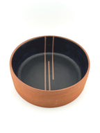 Saladier contemporain en grès terracotta, extérieur naturel et intérieur noir profond, création Terres.me.