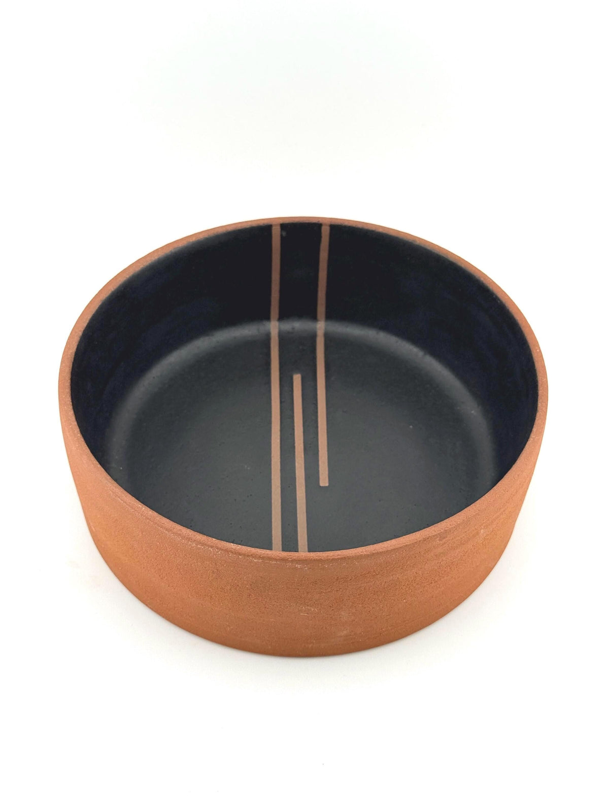 Saladier contemporain en grès terracotta, extérieur naturel et intérieur noir profond, création Terres.me.