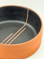 Saladier en céramique fait main en France, grès rouge terracotta et émail noir mat, création Terres.me.