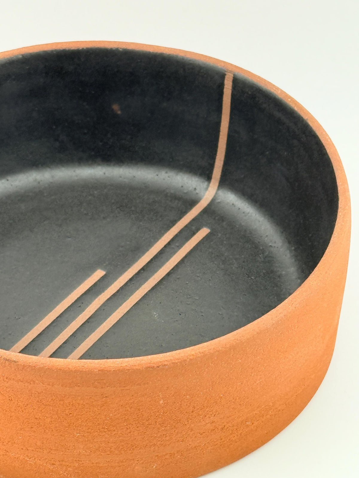 Saladier en céramique fait main en France, grès rouge terracotta et émail noir mat, création Terres.me.