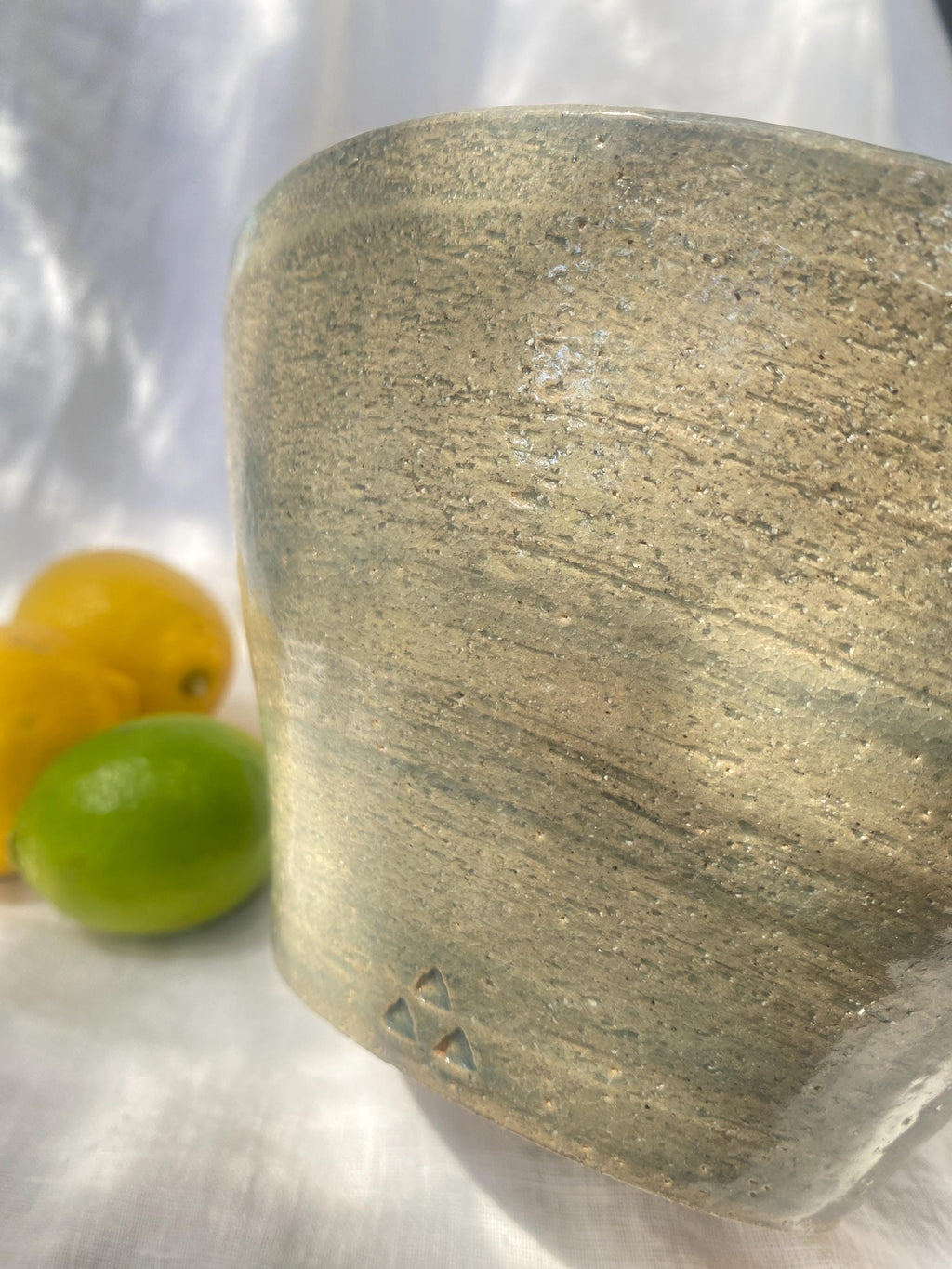 Saladier conique en grès chamotté émaillé céladon brillant, fait main par Terresme — vue 8 sur 10.