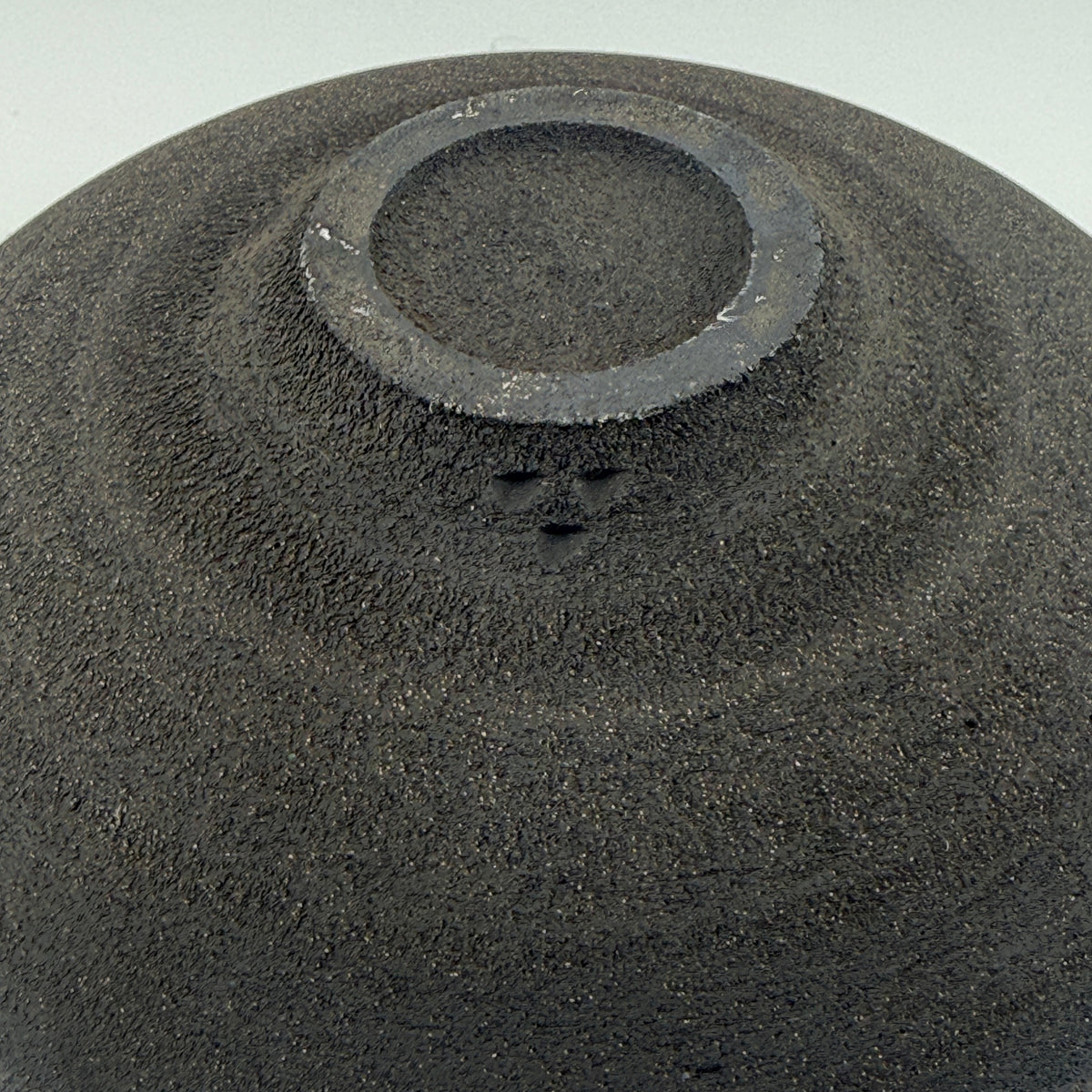 Saladier en grès noir African Stone – Émail Smoky Quartz pyrité