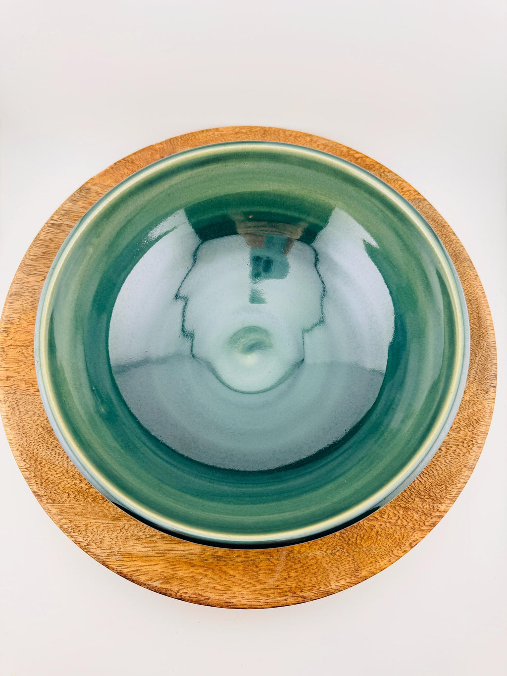 Saladier de service en grès porcelainique, céladon vert profond et texture chattering, Terres.me.
