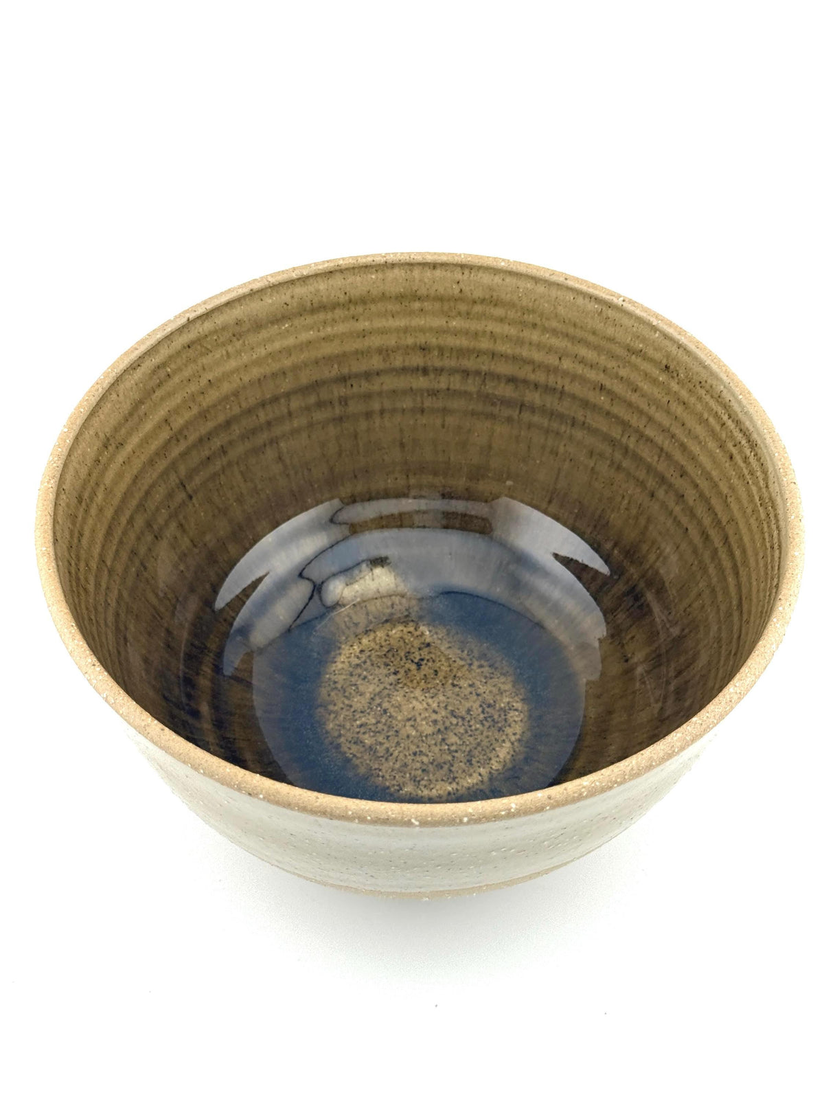 Saladier Wabi Sabi en grès minéral enrichi de sable noir de Sardaigne et émail miel, Terresme — vue 3 sur 7.