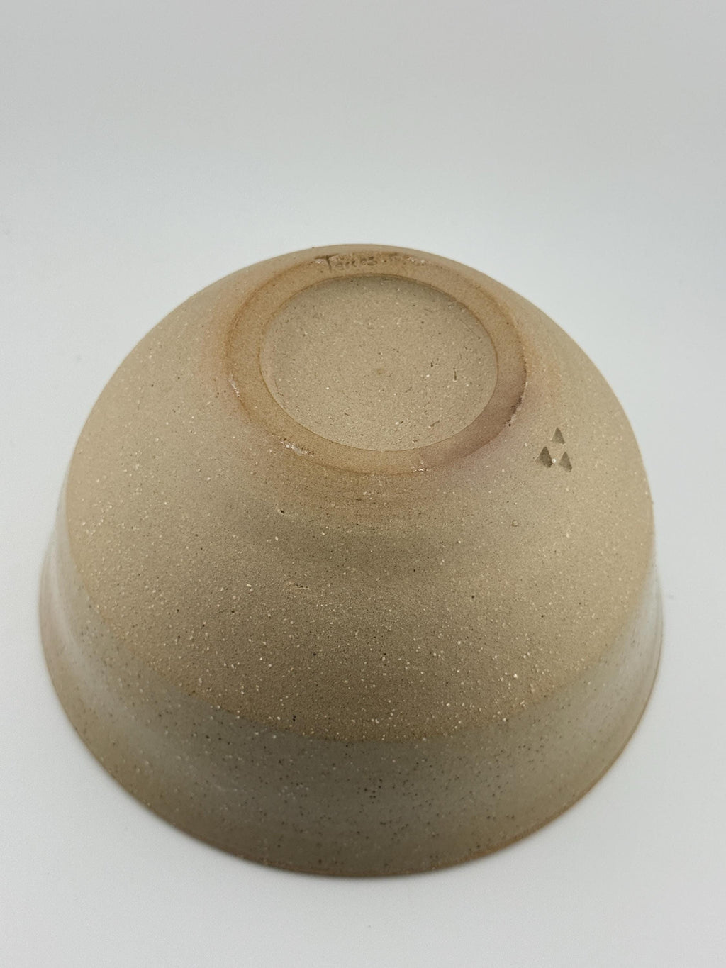 Saladier artisanal en grès chamotté, texture minérale naturelle et émail miel brillant, Terresme — vue 6 sur 7.