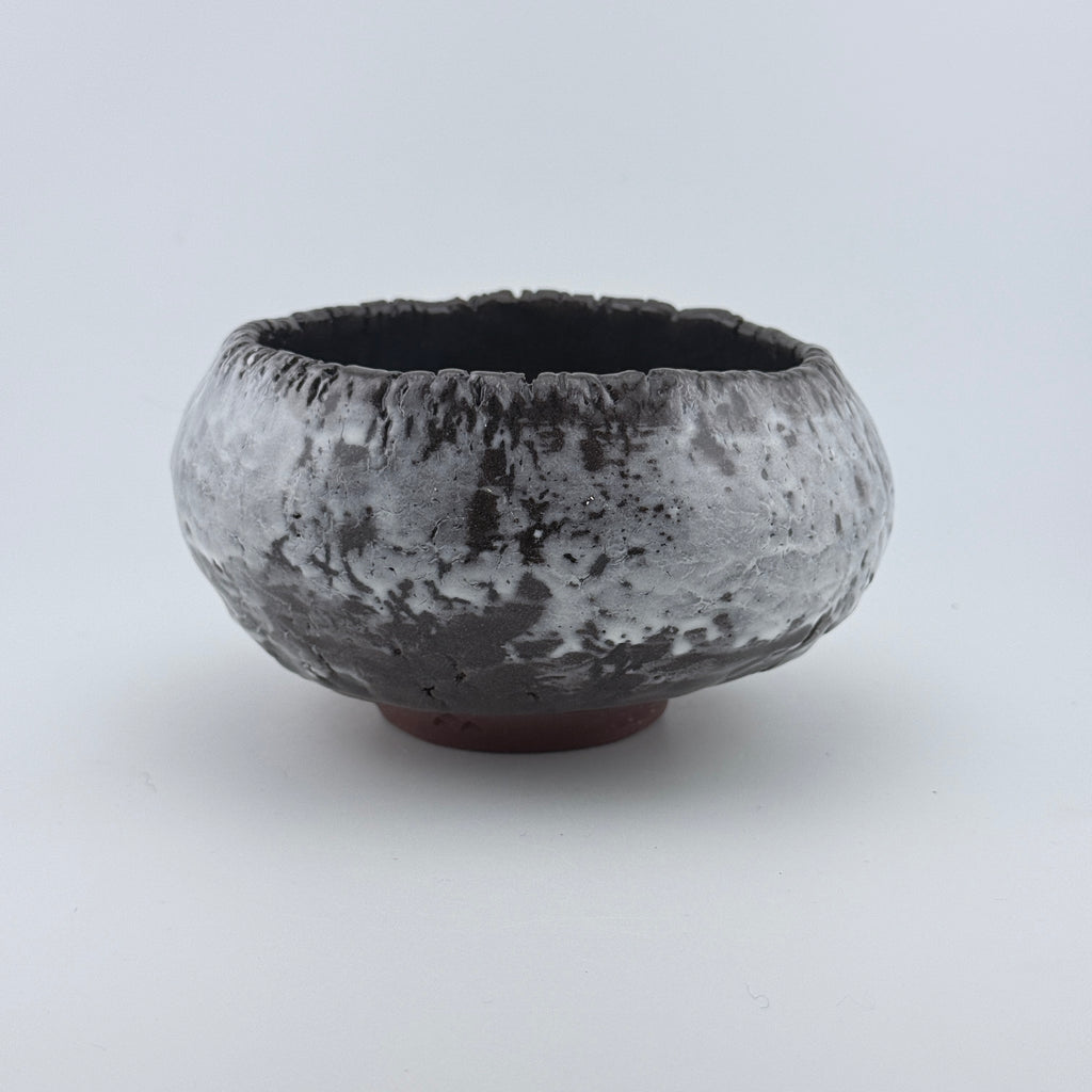 Saladier sculptural pincé à la main en grès rouge de l’Estérel – Engobe de porcelaine