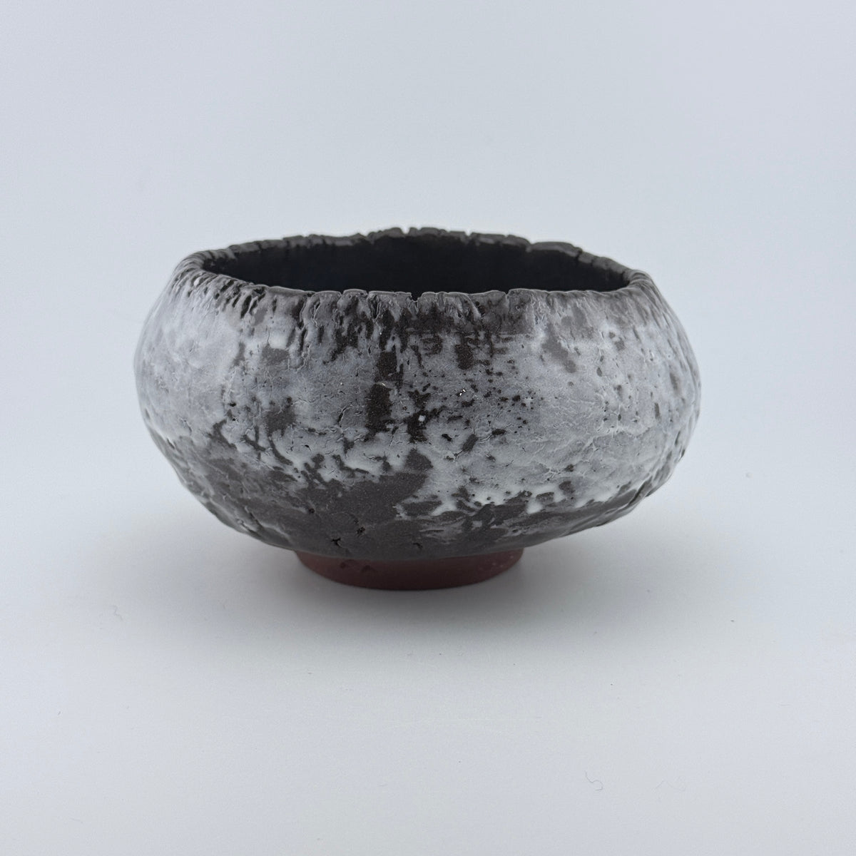 Saladier sculptural pincé à la main en grès rouge de l’Estérel – Engobe de porcelaine