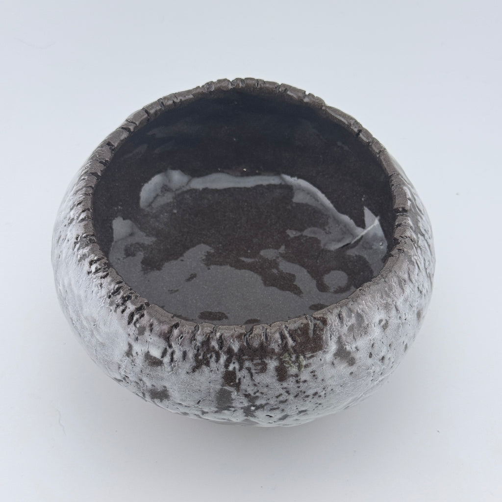 Saladier sculptural pincé à la main en grès rouge de l’Estérel – Engobe de porcelaine