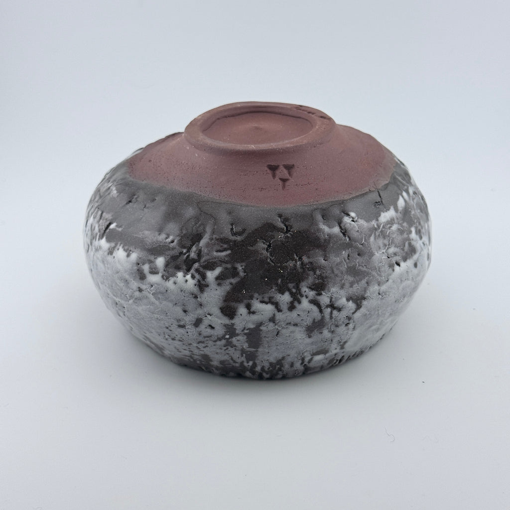Saladier sculptural pincé à la main en grès rouge de l’Estérel – Engobe de porcelaine