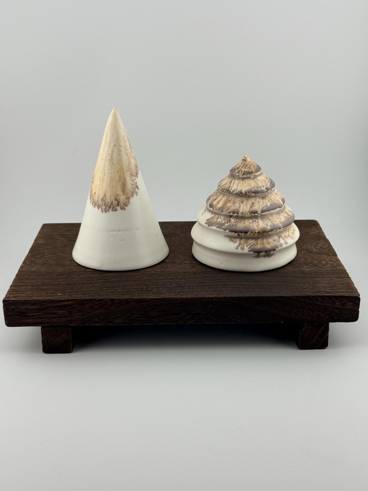 Sapin de Noël artisanal en faïence blanche, décor Mocha Tea et émail mat – Terres.me