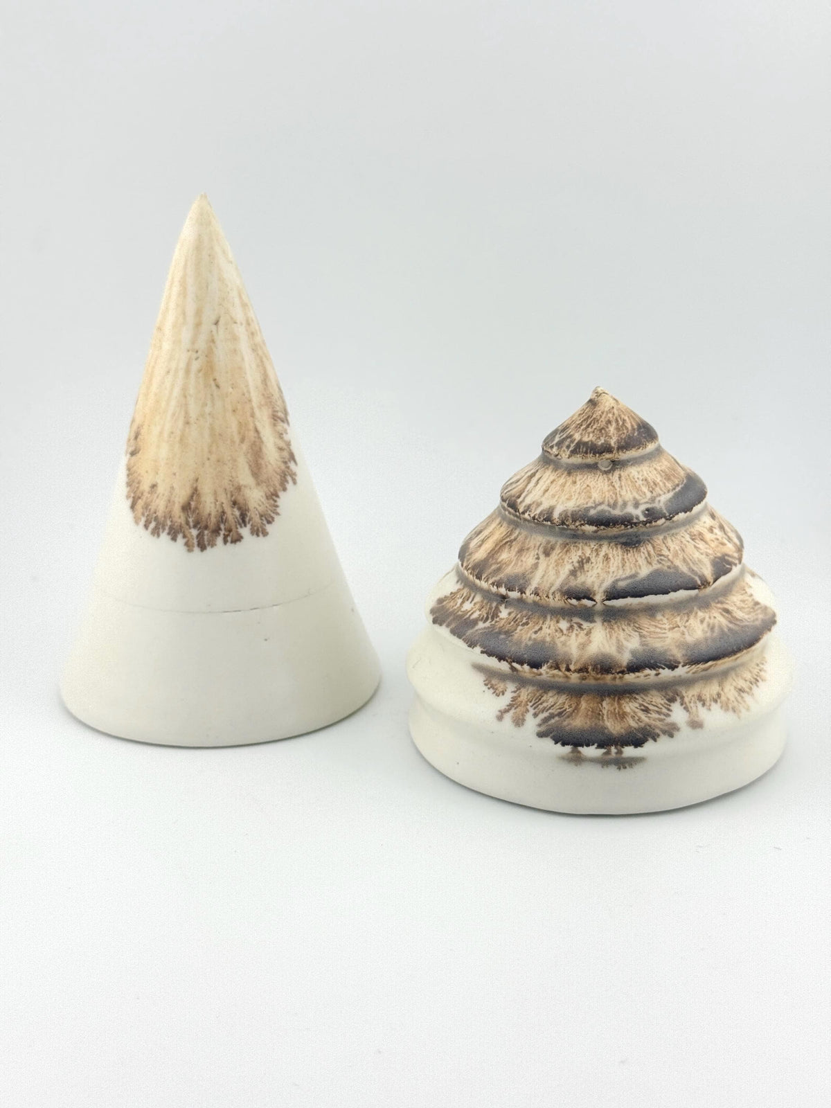 Sapin de Noël artisanal en faïence blanche, décor Mocha Tea et émail mat – Terres.me