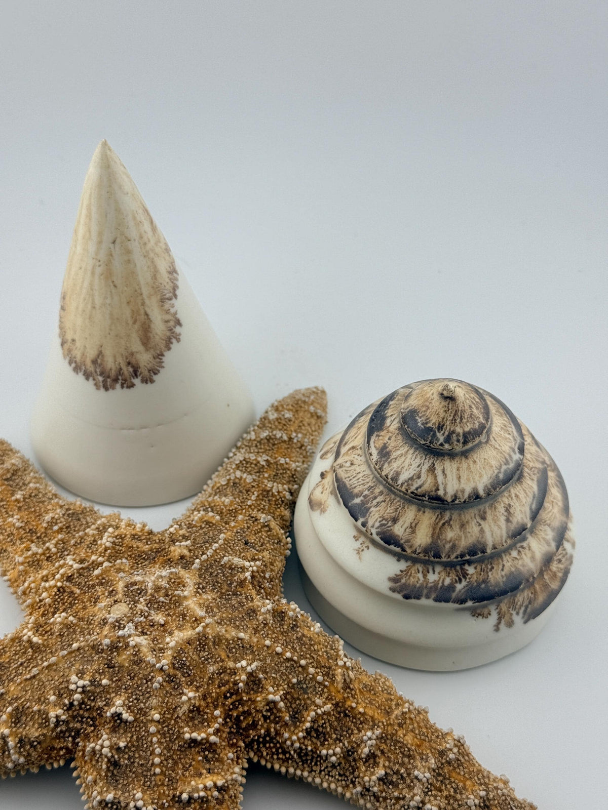 Sapin de Noël artisanal en faïence blanche, décor Mocha Tea et émail mat – Terres.me