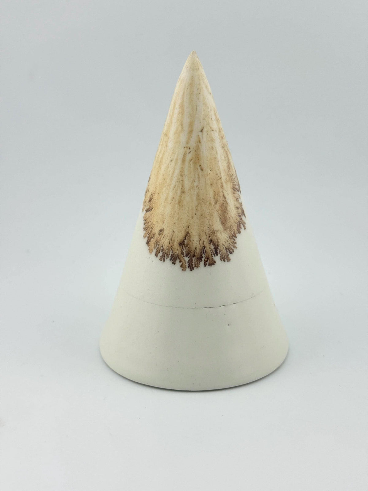 Sapin de Noël artisanal en faïence blanche, décor Mocha Tea et émail mat – Terres.me