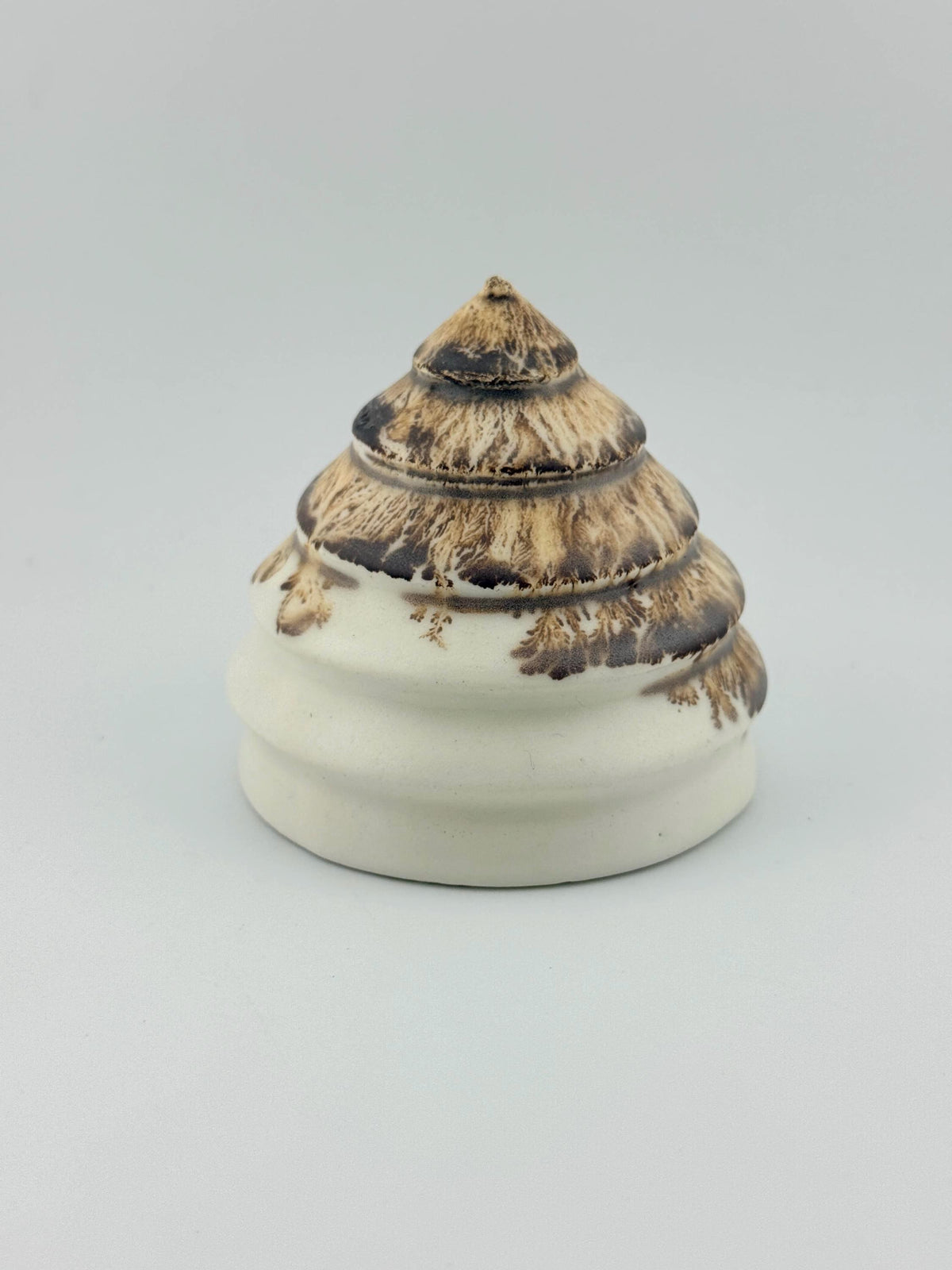 Sapin de Noël artisanal en faïence blanche, décor Mocha Tea et émail mat – Terres.me