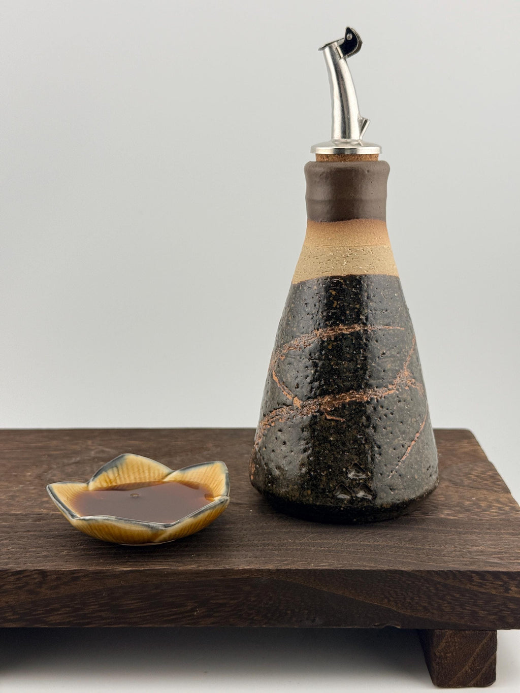 Shoyu Sashi en grès chamotté et Ash glaze céladon, faits main par Terresme — vue 9 sur 10.