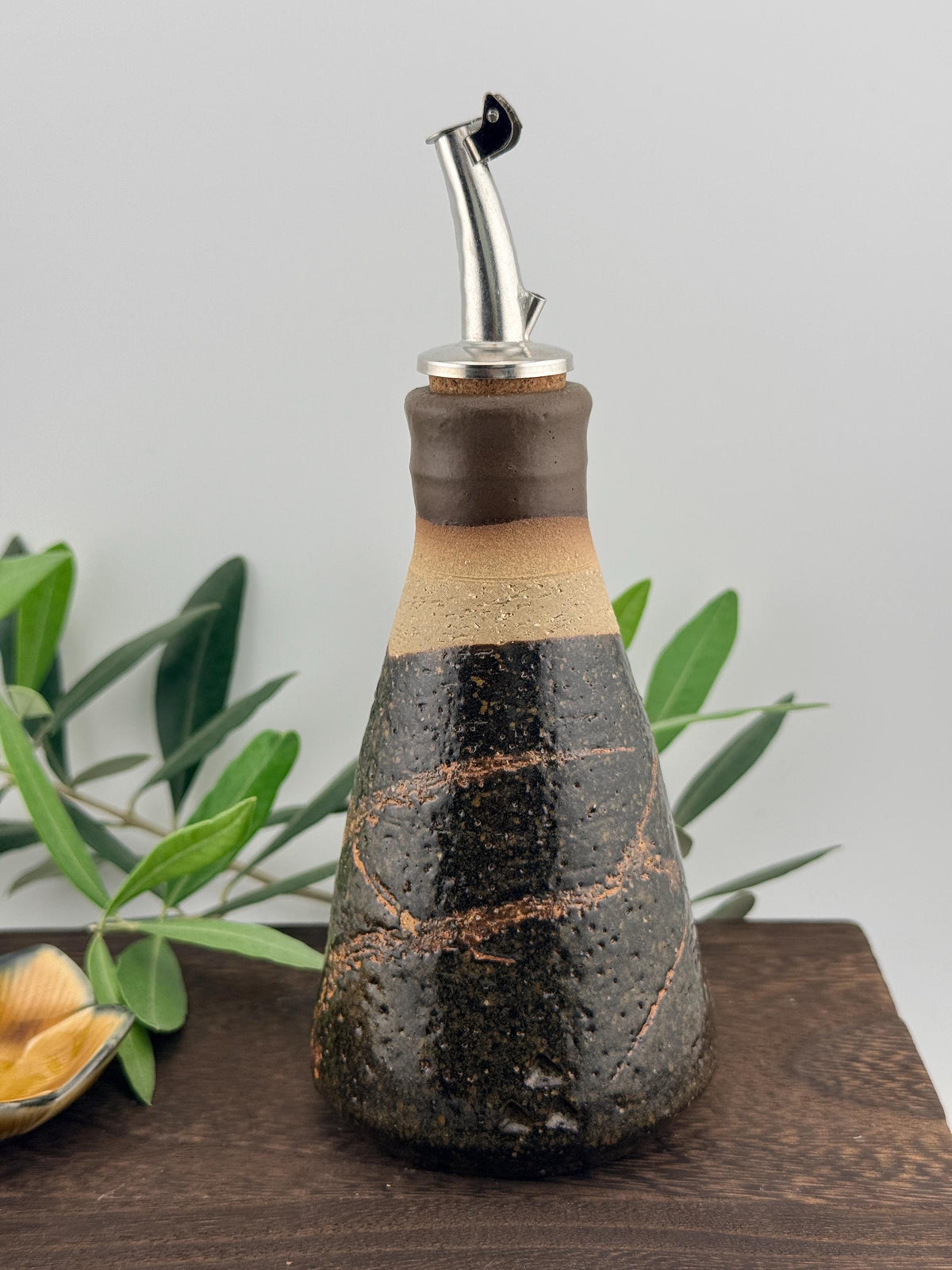 Shoyu Sashi en grès chamotté et Ash glaze céladon, faits main par Terresme — vue 10 sur 10.