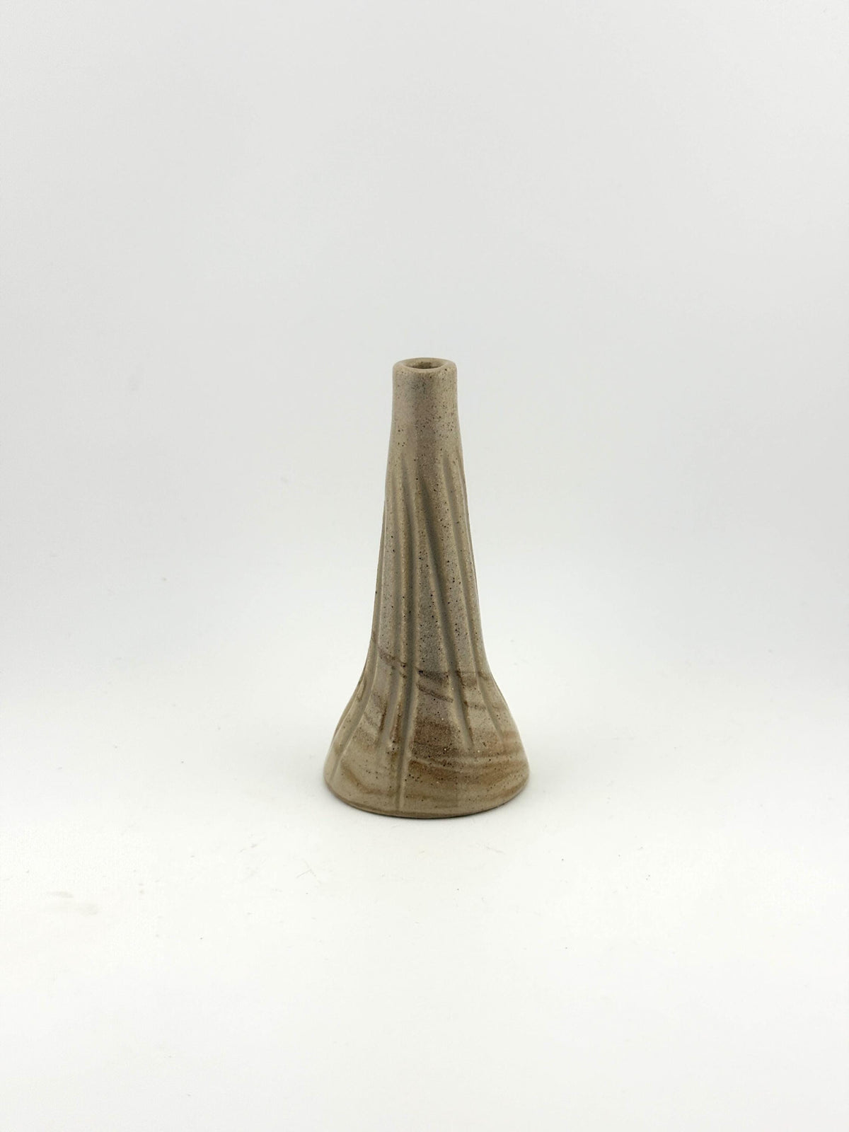 Petit vase soliflore en grès texturé, silhouette élancée façonnée au tour par Terres.me.