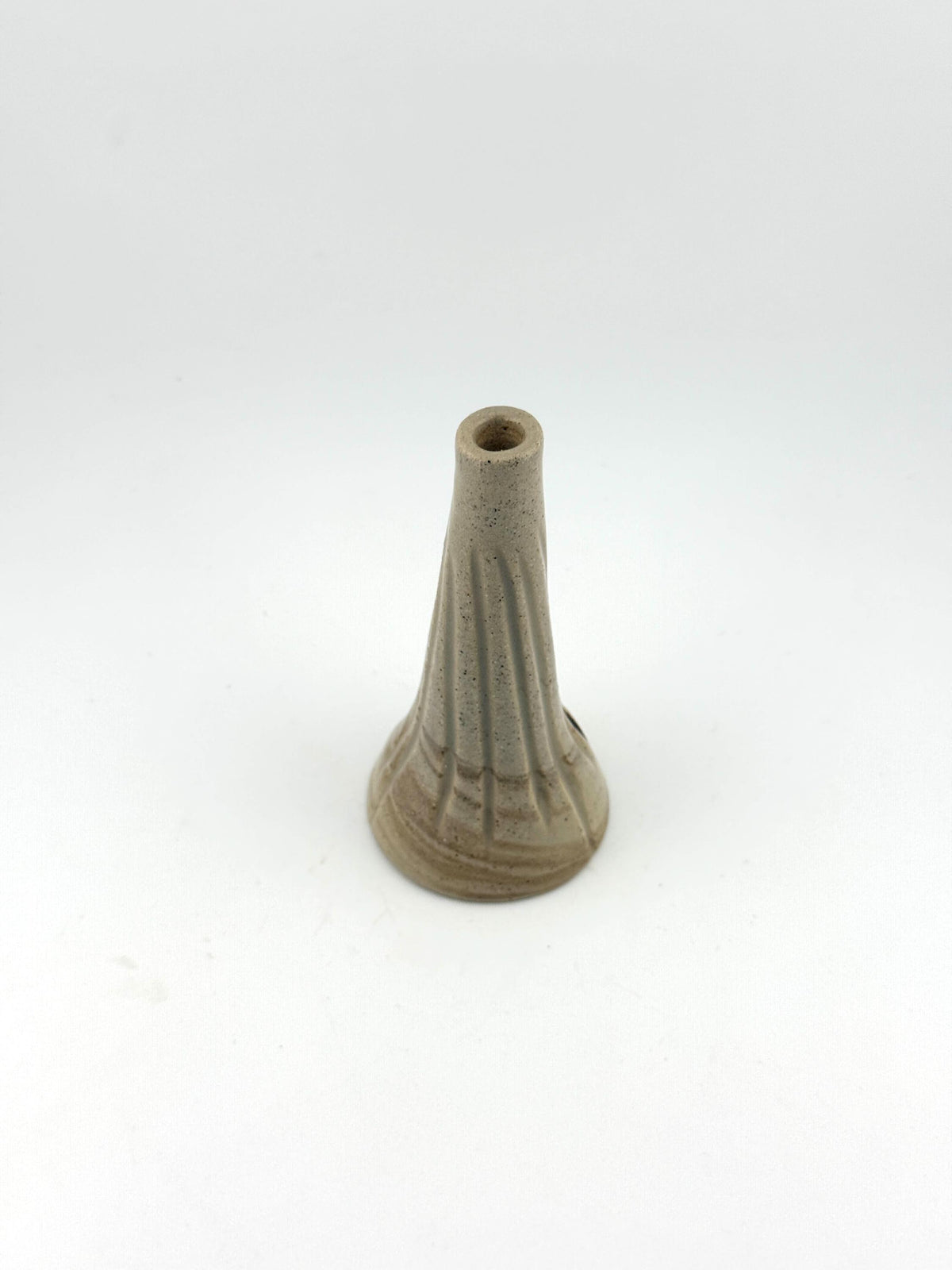Vase monofleur en grès texturé, tourné à la main pour accueillir une tige fine, Terres.me.