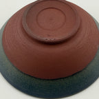 Suribachi artisanal en Grès rouge Xing – Mortier japonais, bord bleu Isara