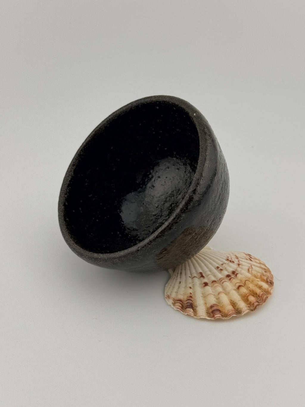 Tasse à café en grès rouge de récolte de l’Estérel, faite main par Terresme — vue 2 sur 10.