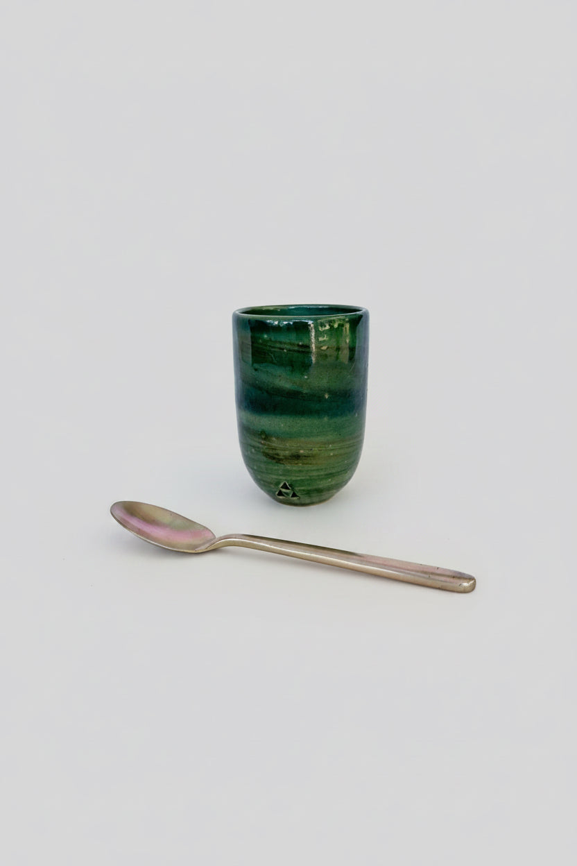 Tasse à café verte en grès Saint-Amand, vue 1 sur 7, céramique artisanale tournée à la main par Terresme.