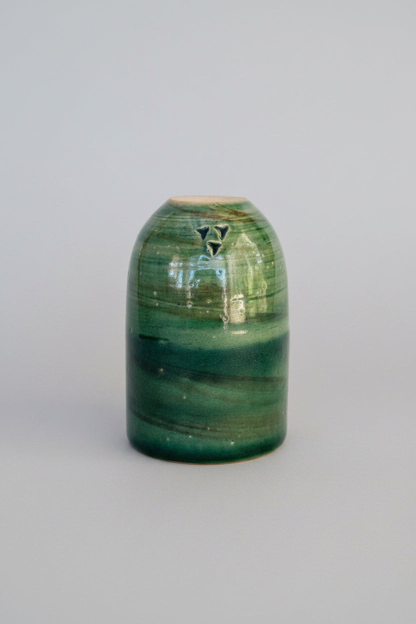 Tasse à café verte en grès Saint-Amand, vue 3 sur 7, céramique artisanale tournée à la main par Terresme.