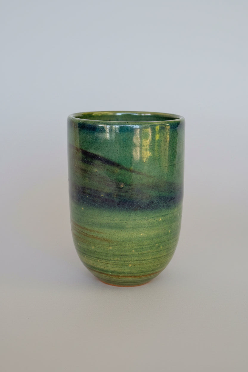 Tasse à café verte en grès Saint-Amand, vue 4 sur 7, céramique artisanale tournée à la main par Terresme.