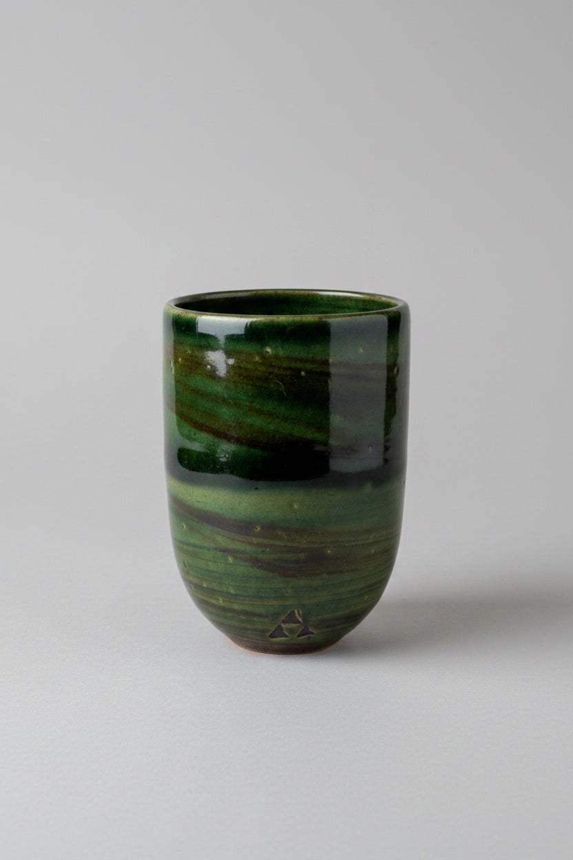 Tasse à café verte en grès Saint-Amand, vue 6 sur 7, céramique artisanale tournée à la main par Terresme.