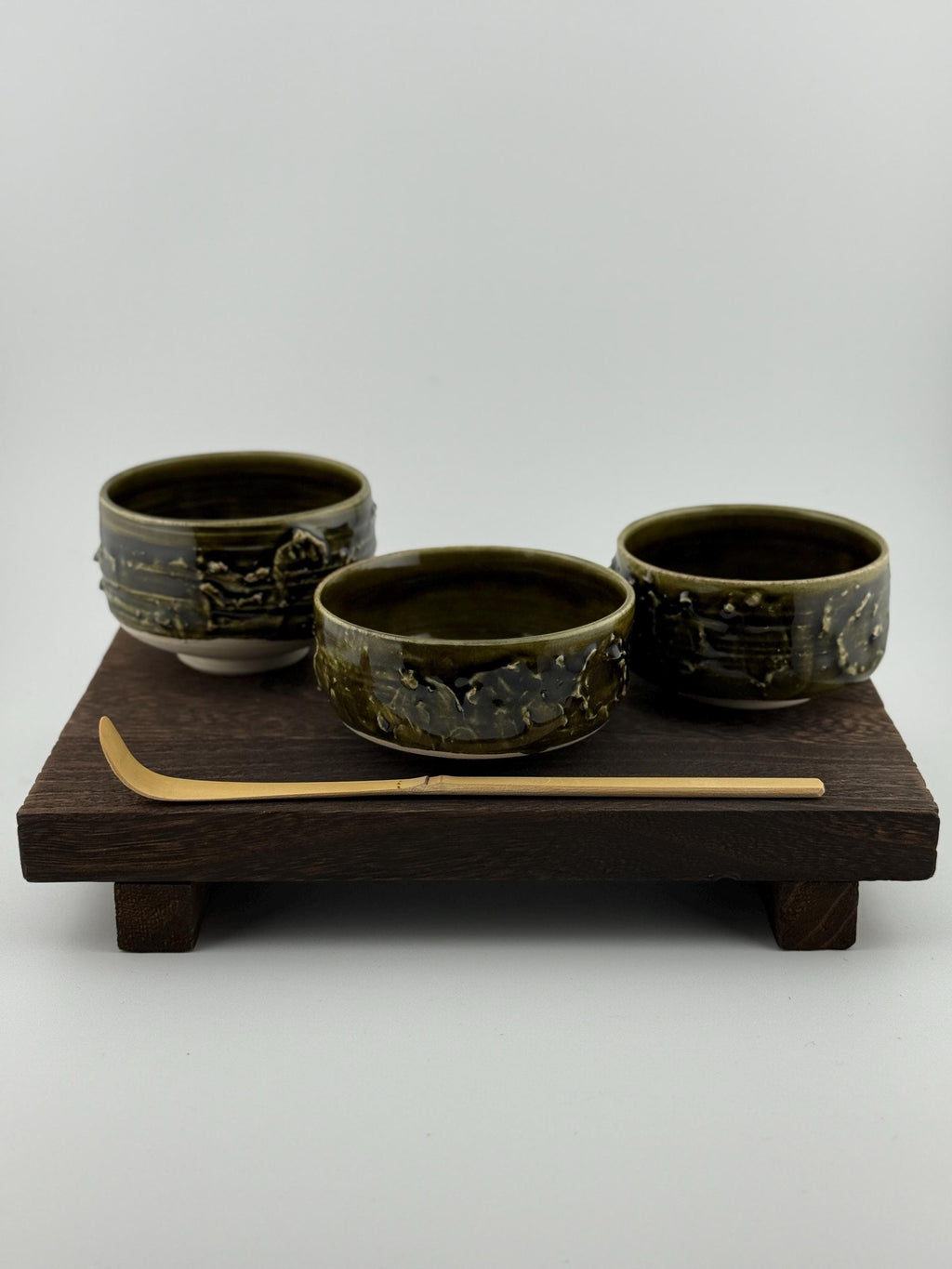 Tasse en grès porcelainique Tenmoku noir vert profond, faite main par Terresme — vue 1 sur 10.